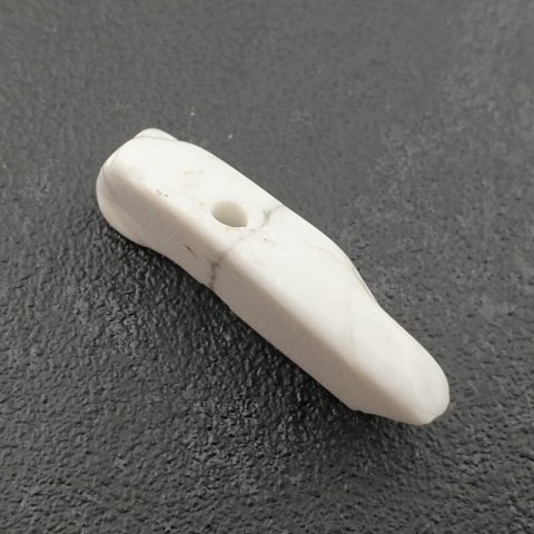 Howlite icicle 30x11 mm No 35 Howlite icicle 30x11 mm No 35