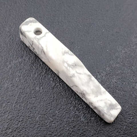 Howlite icicle 45x9 mm No 8 Howlite icicle 45x9 mm No 8