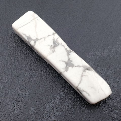 Howlite icicle 50x12 mm no 4 Howlite icicle 50x12 mm no 4
