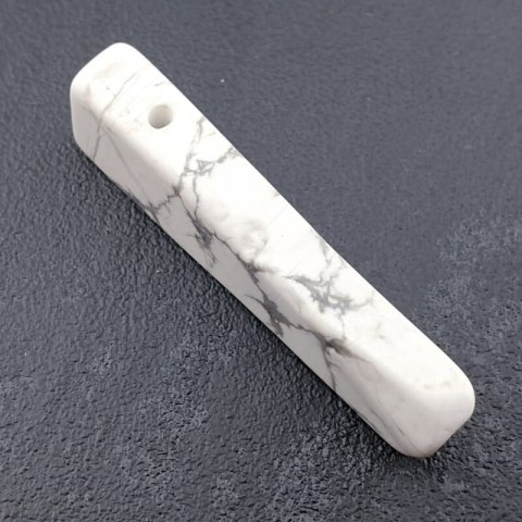 Howlite icicle 50x12 mm no 4 Howlite icicle 50x12 mm no 4