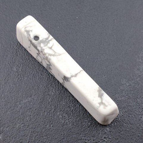 Howlite icicle 50x12 mm no 4 Howlite icicle 50x12 mm no 4