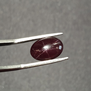 Granat gwiaździsty kaboszon 12x8 mm nr 52