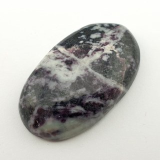 Kammererite cabochon 3.6x2.1 cm no 8