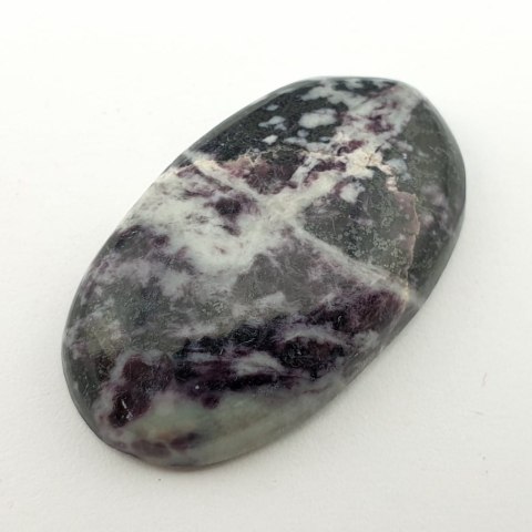 Kammererite cabochon 3.6x2.1 cm no. 8 Kammererite cabochon 3.6x2.1 cm no. 8