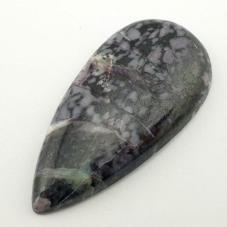 Kammererite cabochon 4.1x2.0 cm no 20