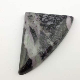 Kammererite cabochon 4.3x2.6 cm no 7