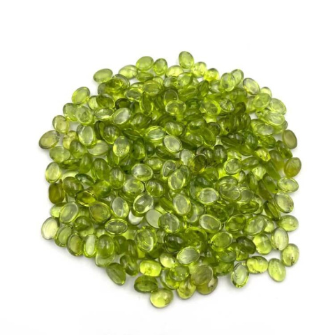 Perydot oliwin kaboszon 7x5 mm 1 szt Perydot oliwin kaboszon 7x5 mm 1 szt