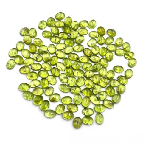Perydot oliwin kaboszon 7x5 mm 1 szt Perydot oliwin kaboszon 7x5 mm 1 szt