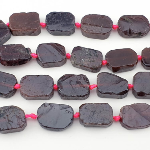 Garnet irregular rectangle 14-17 mm 2 pcs Garnet irregular rectangle 14-17 mm 2 pcs