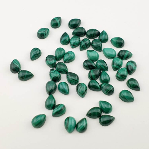Malachit kaboszon łezka 7x5 mm 1 szt Malachit kaboszon łezka 7x5 mm 1 szt