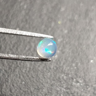 Opal from Ethiopia cabochon dia. 5 mm no 487