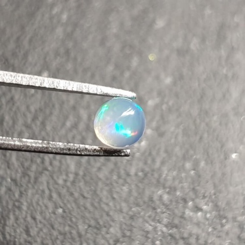 Opal from Ethiopia cabochon dia. 5 mm no 487 Opal from Ethiopia cabochon dia. 5 mm no 487