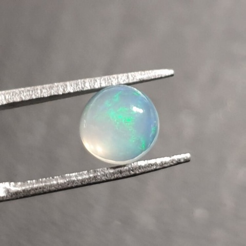 Opal z Etiopii kaboszon fi 7 mm nr 416 Opal z Etiopii kaboszon fi 7 mm nr 416