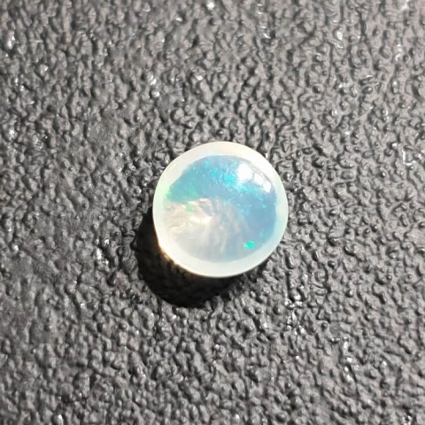 Opal z Etiopii kaboszon fi 7 mm nr 416 Opal z Etiopii kaboszon fi 7 mm nr 416