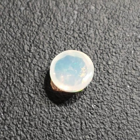 Opal from Ethiopia cabochon dia. 8 mm no 401 Opal from Ethiopia cabochon dia. 8 mm no 401