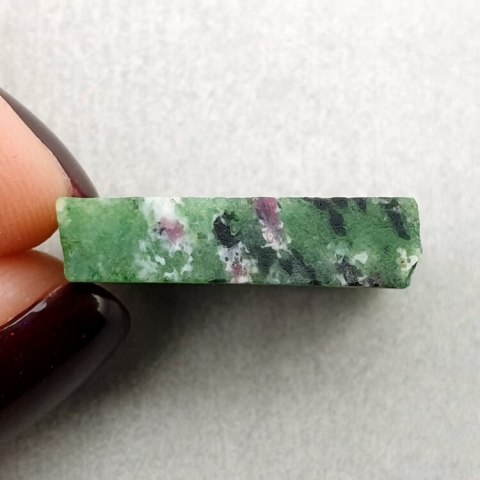 Zoisite with ruby cut raw 21x17 mm no. 40 Zoisite with ruby cut raw 21x17 mm no. 40