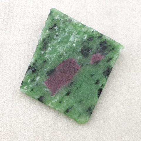 Zoisite with ruby cut raw 27x25 mm no. 15 Zoisite with ruby cut raw 27x25 mm no. 15