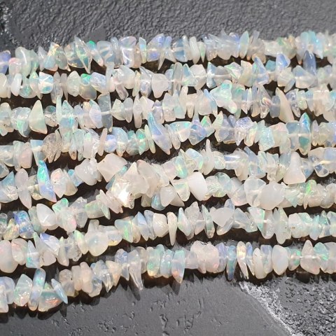 Opal from Ethiopia chopped 3-5 mm string 10 cm Opal from Ethiopia chopped 3-5 mm string 10 cm