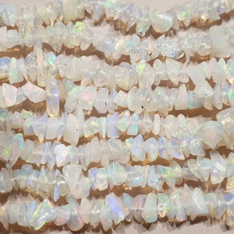 Opal from Ethiopia chopped 3-5 mm string 10 cm Opal from Ethiopia chopped 3-5 mm string 10 cm