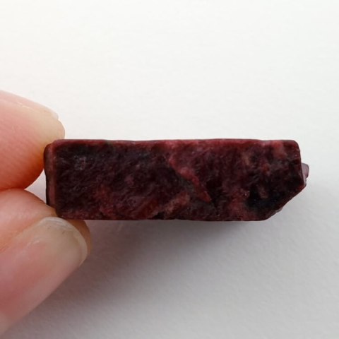 Thulit cięty surowy 23x18 mm nr 14 Thulit cięty surowy 23x18 mm nr 14