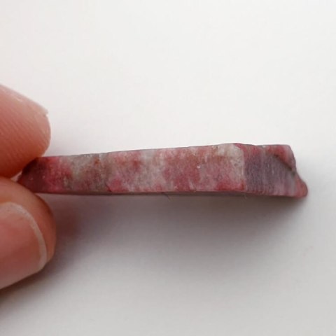 Thulit cięty surowy 25x22 mm nr 2 Thulit cięty surowy 25x22 mm nr 2
