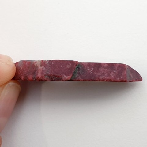 Thulite cut raw 34x14 mm No 26 Thulite cut raw 34x14 mm No 26