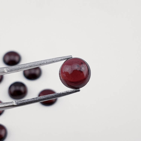 Garnet cabochon fi 8 mm 1 pc Garnet cabochon fi 8 mm 1 pc