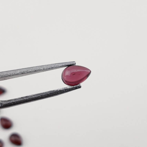 Garnet cabochon teardrop 6x4 mm 1 pc Garnet cabochon teardrop 6x4 mm 1 pc