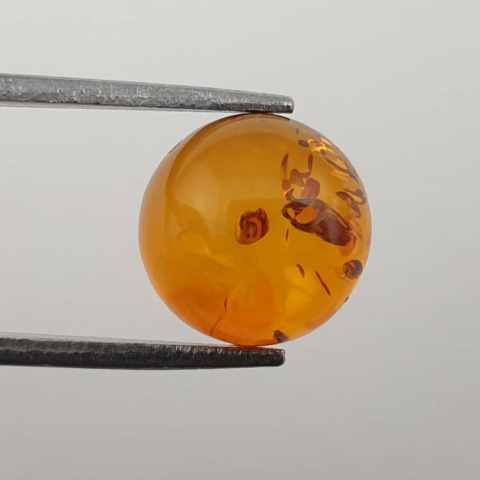 Bursztyn bałtycki kaboszon fi 10 mm nr 605 Bursztyn bałtycki kaboszon fi 10 mm nr 605