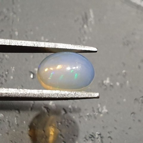 Opal z Etiopii kaboszon 8,87x7,03 mm nr 136 Opal z Etiopii kaboszon 8,87x7,03 mm nr 136