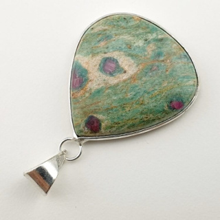 Ruby in fuchsite pendant 32x29 mm no. 15