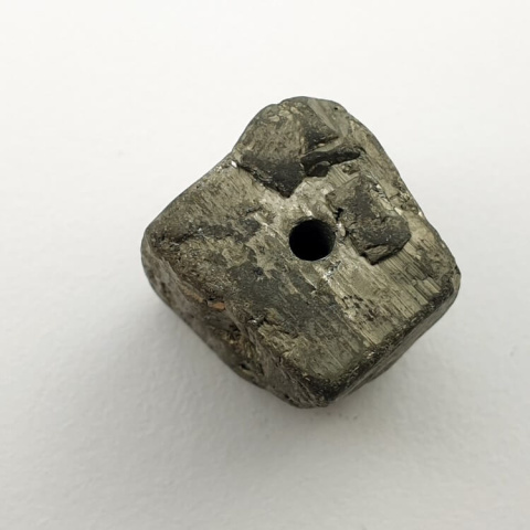 Piryt bryłka z dziurką 13x12 mm nr 41 Piryt bryłka z dziurką 13x12 mm nr 41
