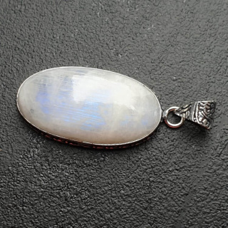 Moonstone pendant 33x16 mm no 194