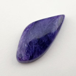 Czaroit kaboszon 26x13 mm nr 104