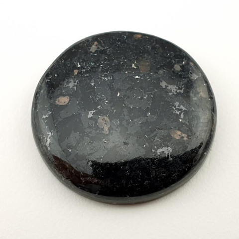 Nuummite cabochon fi 26 mm no 7 Nuummite cabochon fi 26 mm no 7