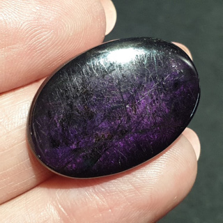 Purpurite cabochon 29x20 mm no 1