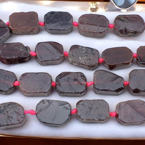 Garnet irregular rectangle 14-17 mm 2 pcs Garnet irregular rectangle 14-17 mm 2 pcs