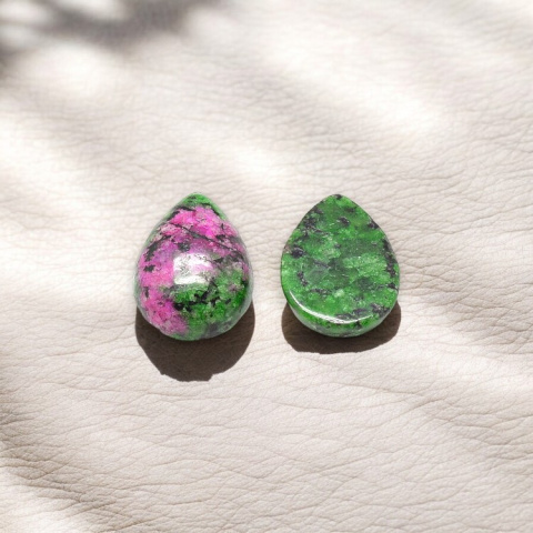 Zoisite with ruby cabochon teardrop 14x10 mm 1 pc Zoisite with ruby cabochon teardrop 14x10 mm 1 pc