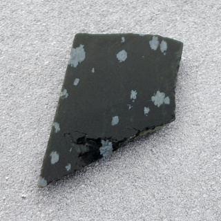 Cut snow obsidian raw 29x20 mm no 44