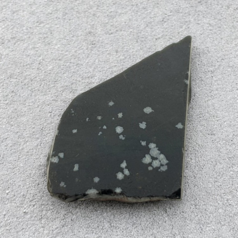 Obsydian śnieżny cięty surowy 36x24 mm nr 9 Obsydian śnieżny cięty surowy 36x24 mm nr 9