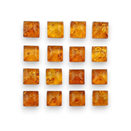 Bursztyn bałtycki kaboszon 6x6 mm 1 szt