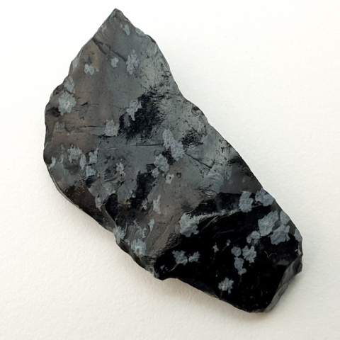 Obsydian śnieżny cięty surowy 36x18 mm nr 52 Obsydian śnieżny cięty surowy 36x18 mm nr 52