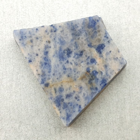 Sodalit cięty surowy 28x23 mm nr 23 Sodalit cięty surowy 28x23 mm nr 23