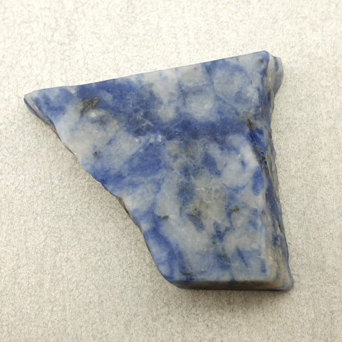 Sodalit cięty surowy 28x24 mm nr 59 Sodalit cięty surowy 28x24 mm nr 59