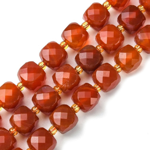 Karneol kostka fasetowana z dziurką 8x8 mm 4 szt. Karneol kostka fasetowana z dziurką 8x8 mm 4 szt.