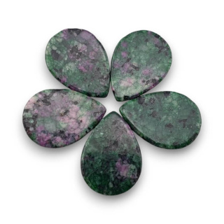 Zoisyt z rubinem kaboszon łezka 18x13 mm 1 szt
